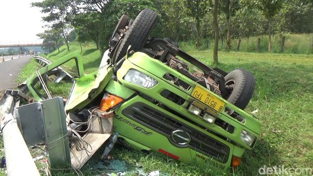 Truk pengangkut gula cair terguling di Tol Cipali, Sening (13/3/2023)