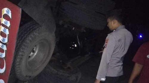 Truk bermuatan kelapa terguling karena jalan berlubang, Senin dini hari (13/3/2023).