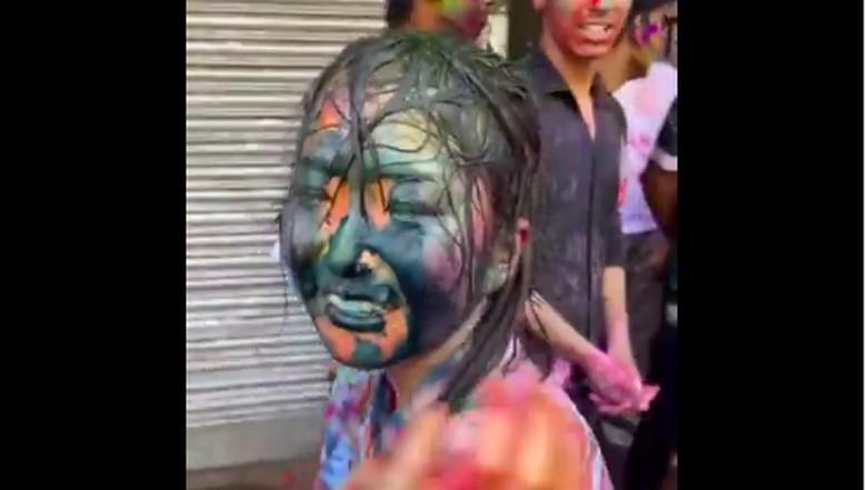 Turis dilecehkan saat Festival Holi di India