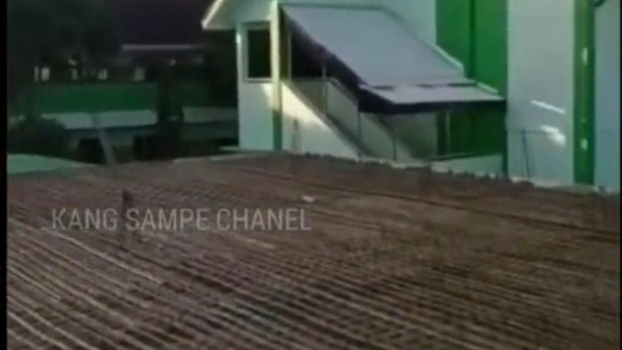 Viral cor pakai rakitan bambu di Blitar