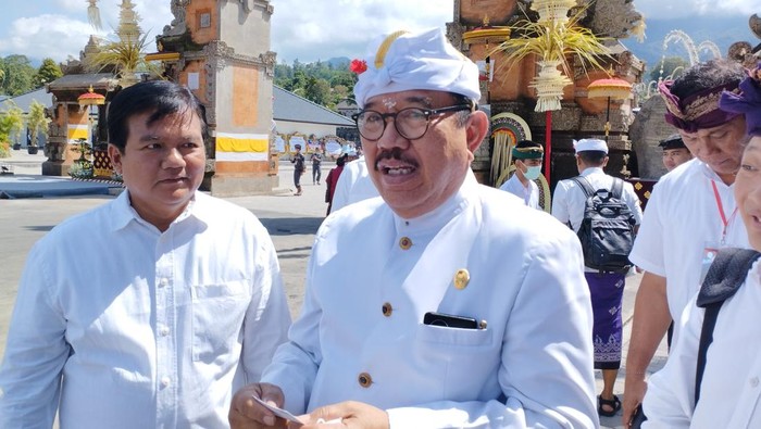 Wakil Gubernur Bali Tjokorda Oka Artha Ardhana Sukawati atau Cok Ace saat kunjungan ke Pura Besakih, Karangasem, Senin (13/3/2023). (Nuranda Indrajaya/detikBali)