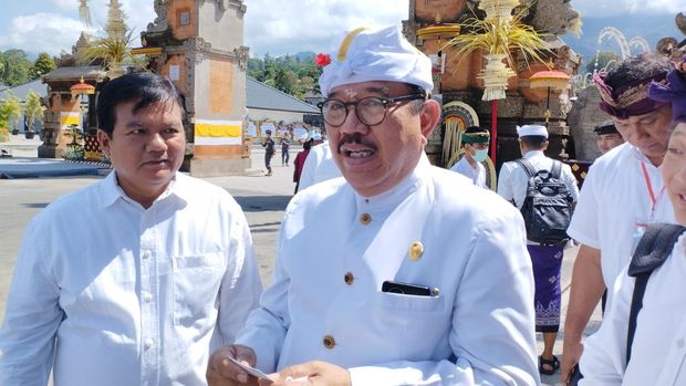 Wakil Gubernur Bali Tjokorda Oka Artha Ardhana Sukawati atau Cok Ace saat kunjungan ke Pura Besakih, Karangasem, Senin (13/3/2023). (Nuranda Indrajaya/detikBali)