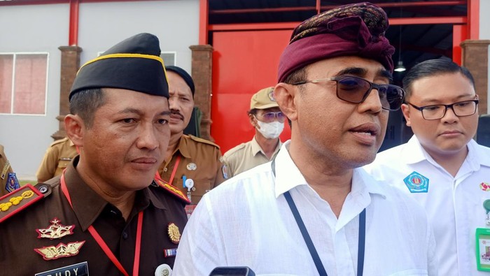 Wali Kota Denpasar I Gusti Ngurah Jaya Negara dan Kepala Kejaksaan Negeri Denpasar Rudy Hartono di TPST Kesiman Kertalangu, Denpasar, Bali pada Senin (13/3/2023). (Foto: Karsiani Putri/detikBali)
