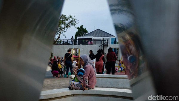 Lokasi Alun-alun Pamulang berada di kompleks kantor Kecamatan Pamulang dan dekat dengan Universitas Pamulang. Lokasi Alun-alun Pamulang berada di kompleks kantor Kecamatan Pamulang dan dekat dengan Universitas Pamulang.Â