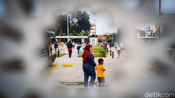 Dulunya, lokasi alun-alun ini adalah lapangan upacara ASN lingkungan Kecamatan Pamulang dan sesekali digunakan untuk bermain sepakbola. Dulunya, lokasi alun-alun ini adalah lapangan upacara ASN lingkungan Kecamatan Pamulang dan sesekali digunakan untuk bermain sepakbola.Â