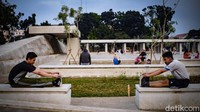 Warga juga bisa memanfaatkan area luar alun-alun untuk jogging. 
