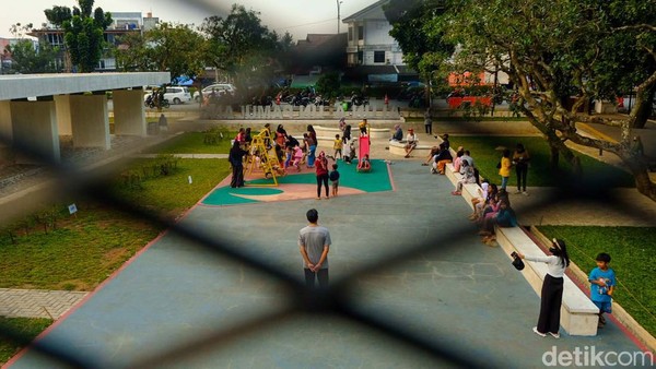 Warga beraktivitas sore di Alun-alun Pamulang, Jalan Siliwangi, Kota Tangsel, Banten, Senin (13/3/2023). Warga beraktivitas sore di Alun-alun Pamulang, Jalan Siliwangi, Kota Tangsel, Banten, Senin (13/3/2023).