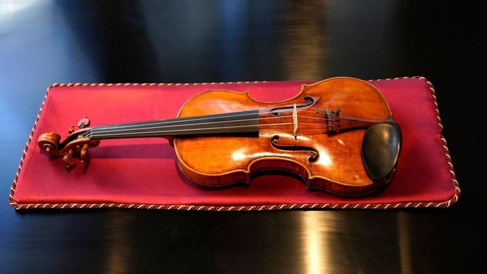 Wujud Biola Langka Berusia 292 Tahun yang Bakal Dilelang A 292-year-old Guarneri violin known as the Baltic during a media preview at Tarisio Auctions on March 9, 2023, in New York. - The violin will be auctioned March 16, 2023, and Tarisio estimates the violin will fetch a price in excess of $10 million. (Photo by TIMOTHY A. CLARY / AFP) (Photo by TIMOTHY A. CLARY/AFP via Getty Images)