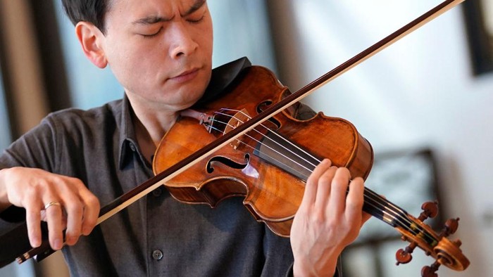 Wujud Biola Langka Berusia 292 Tahun yang Bakal Dilelang A 292-year-old Guarneri violin known as the Baltic during a media preview at Tarisio Auctions on March 9, 2023, in New York. - The violin will be auctioned March 16, 2023, and Tarisio estimates the violin will fetch a price in excess of $10 million. (Photo by TIMOTHY A. CLARY / AFP) (Photo by TIMOTHY A. CLARY/AFP via Getty Images)