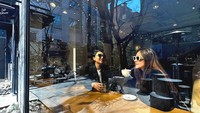 Di kafe tersebut, Wulan Guritno juga menikmati secangkir kopi hangat. Ia berada di kafe Old Ferry Donut itu bersama seorang teman. Foto: Instagram @wulanguritno