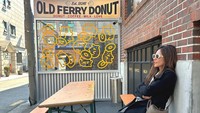 Kafe bernama Old Ferry Donut juga dikunjungi oleh Wulan Guritno saat berada di Seoul. Kafenya tampak estetik untuk berpose. Foto: Instagram @wulanguritno