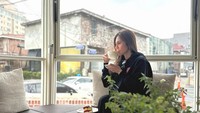 Tak hanya croissant, tapi Wulan Guritno juga memesan cheesecake. Ia menikmati kue dan pastry itu sambil meminum kopi. Foto: Instagram @wulanguritno