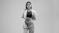 Wulan Guritno pose dengan mengenakan busana kombinasi lingerie dan blazer. Foto: Instagram Raquel Lingerie Official