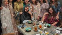 Ibu dari Shaloom ini juga tergabung dalam sebuah kumpulan artis ibu-ibu cantik. Begini pesona Wulan dan teman-temannya ketika menikmati hidangan Jepang. Foto: Instagram @wulanguritno