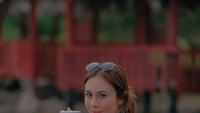 Tampaknya Wulan Guritno memang sosok yang hobi minum kopi. Banyak sekali posenya di beberapa foto yang terlihat menikmati secangkir kopi. Foto: Instagram @wulanguritno