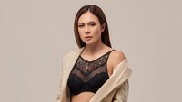 Wulan Guritno dinilai tak seperti wanita yang sudah berusia 41 tahun. Foto: Instagram Raquel Lingerie Official