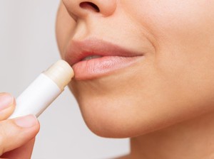 9 Tips agar Bibir Tidak Kering dan Warnanya Pink Alami, No Pecah-pecah!