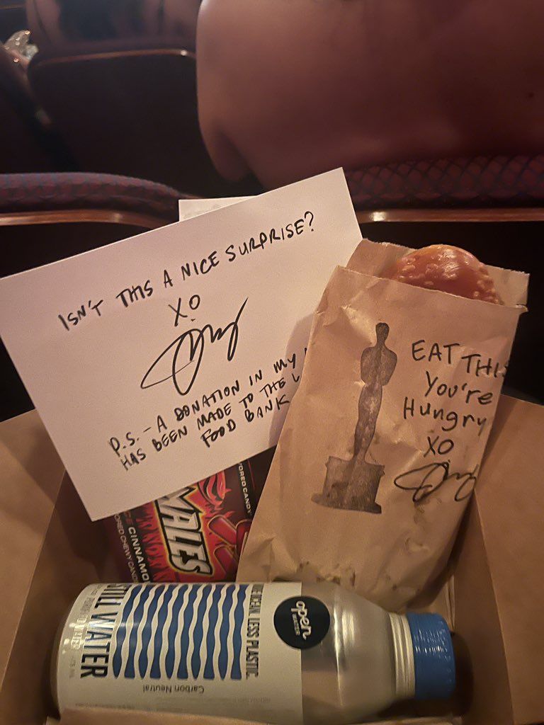 Ada Makanan di Bawah Kursi Seleb di Oscar 2023, Ini Sebabnya