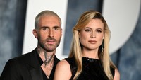 Adam Levine dan Behati Prinsloo turut menghadiri Vanity Fair Oscar 2023. Getty Images/Lionel Hahn