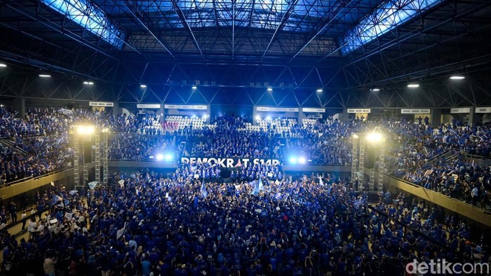 AHY Beri Pidato Politik, Kader Demokrat Menyemut Ketum Partai Demokrat (PD) Agus Harimurti Yudhoyono (AHY) memberikan pidato politik seputar isu nasional sampai Pemilu 2024. Ribuan kader PD menyaksikan pidato AHY.