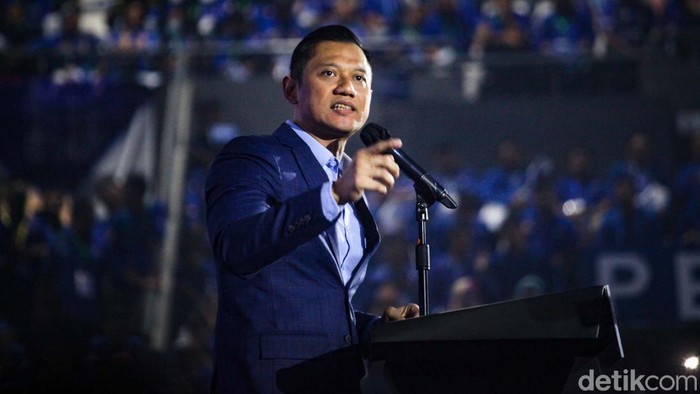 Ketum Partai Demokrat (PD) Agus Harimurti Yudhoyono (AHY) memberikan pidato politik seputar isu nasional sampai Pemilu 2024. Ribuan kader PD menyaksikan pidato AHY.