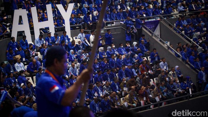 Ketum Partai Demokrat (PD) Agus Harimurti Yudhoyono (AHY) memberikan pidato politik seputar isu nasional sampai Pemilu 2024. Ribuan kader PD menyaksikan pidato AHY.