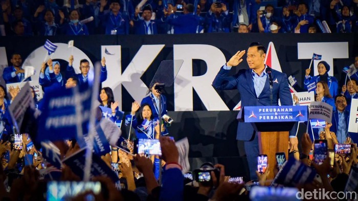 Ketum Partai Demokrat (PD) Agus Harimurti Yudhoyono (AHY) memberikan pidato politik seputar isu nasional sampai Pemilu 2024. Ribuan kader PD menyaksikan pidato AHY.