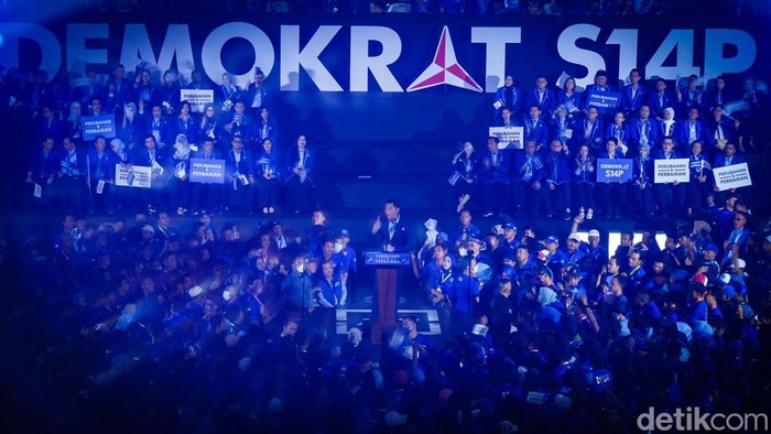 AHY Beri Pidato Politik, Kader Demokrat Menyemut Ketum Partai Demokrat (PD) Agus Harimurti Yudhoyono (AHY) memberikan pidato politik seputar isu nasional sampai Pemilu 2024. Ribuan kader PD menyaksikan pidato AHY.