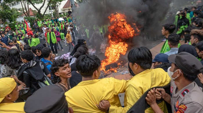 Massa yang tergabung dalam Gerakan Rakyat Menggugat (GERAM) Jawa Tengah membakar ban bekas saat aksi unjuk rasa di depan kompleks kantor DPRD Jawa Tengah, Semarang, Jawa Tengah, Selasa (14/3/2023). Dalam aksinya GERAM Jateng menyerukan  sejumlah tuntutan kepada pemerintah di antaranya yaitu menolak pengesahan Perppu Cipta Kerja, menuntut presiden mencabut Perppu Cipta Kerja, serta menuntut presiden dan DPR RI tunduk terhadap Putusan MK Nomor 91/PUU-XVIII/2020. ANTARA FOTO/Aji Styawan/hp.
