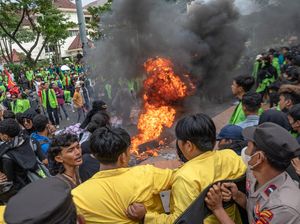 Aksi Tolak Perppu Ciptaker di Depan Kantor DPRD Jateng