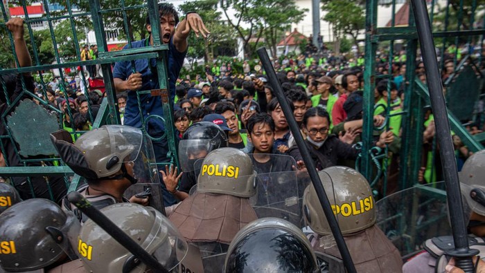 Massa yang tergabung dalam Gerakan Rakyat Menggugat (GERAM) Jawa Tengah membakar ban bekas saat aksi unjuk rasa di depan kompleks kantor DPRD Jawa Tengah, Semarang, Jawa Tengah, Selasa (14/3/2023). Dalam aksinya GERAM Jateng menyerukan  sejumlah tuntutan kepada pemerintah di antaranya yaitu menolak pengesahan Perppu Cipta Kerja, menuntut presiden mencabut Perppu Cipta Kerja, serta menuntut presiden dan DPR RI tunduk terhadap Putusan MK Nomor 91/PUU-XVIII/2020. ANTARA FOTO/Aji Styawan/hp.