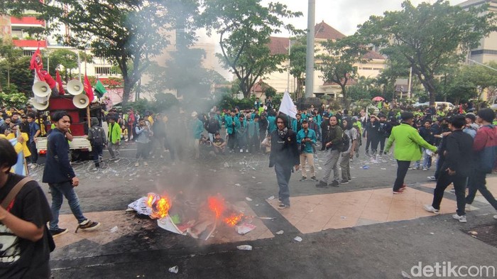 Aksi menolak pengesahan Perppu Cipta Kerja di DPRD Jateng, Selasa (14/3/2023).
