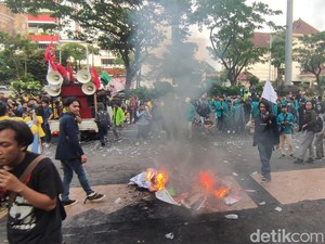 Demo Tolak Perppu Ciptakan Kerja di DPRD Jateng Diwarnai Bakar Keranda