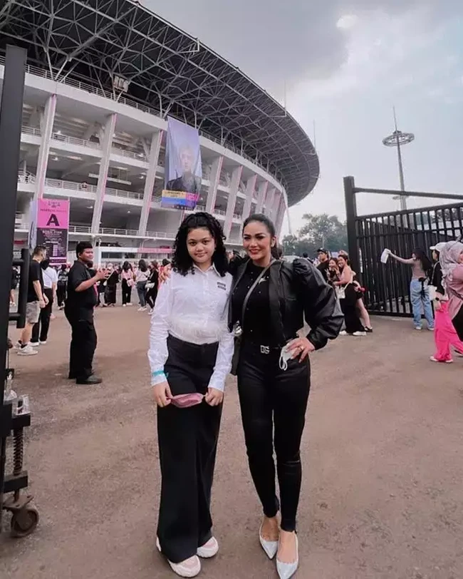 Amora Lemos anak Krisdayanti dan Raul Lemos juga tampak hadi di konser BLACKPINK dengan ditemani sang bunda. Amora tampil rapi mengenakan kemeja putih dan celana panjang hitam. Sementara Krisdayanti tampil mengenakan busana serba hitam yang dipadukan dengan flat shoes berwarna putih. Foto: Instagram