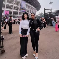 Amora Lemos anak Krisdayanti dan Raul Lemos juga tampak hadi di konser BLACKPINK dengan ditemani sang bunda. Amora tampil rapi mengenakan kemeja putih dan celana panjang hitam. Sementara Krisdayanti tampil mengenakan busana serba hitam yang dipadukan dengan flat shoes berwarna putih. Foto: Instagram