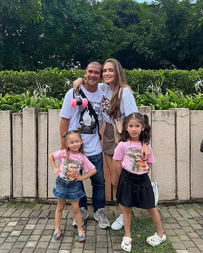 Yasmin Wildblood bersama suami dan kedua putrinya juga terlihat hadir dan ikut menonton konser BLACKPINK. Yasmin dan suaminya kompak mengenakan kaos putih bergambar anggota BLACKPINK, sementara kedua anaknya mengenakan kaos berwarna merah muda bergambar Rose BLACKPINK. Foto: Instagram