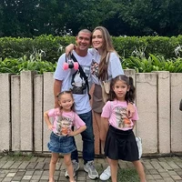 Yasmin Wildblood bersama suami dan kedua putrinya juga terlihat hadir dan ikut menonton konser BLACKPINK. Yasmin dan suaminya kompak mengenakan kaos putih bergambar anggota BLACKPINK, sementara kedua anaknya mengenakan kaos berwarna merah muda bergambar Rose BLACKPINK. Foto: Instagram