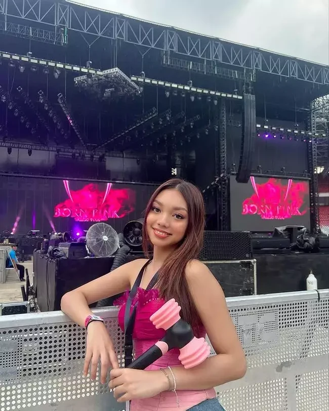 Penyanyi cantik Naura Ayu yang merupakan anak dari Nola B3 dan Baldy Mulya Putra juga tak ketiggalan hadir di konser tersebut. Naura mengenakan bustier top berwarna merah muda yang dipadukan dengan celana jeans. Foto: Instagram