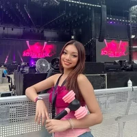 Penyanyi cantik Naura Ayu yang merupakan anak dari Nola B3 dan Baldy Mulya Putra juga tak ketiggalan hadir di konser tersebut. Naura mengenakan bustier top berwarna merah muda yang dipadukan dengan celana jeans. Foto: Instagram