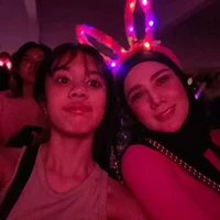 Anak Mulan Jameela dan Ahmad Dhani, Safeea Ahmad juga tampak ikut menonton konser BLACKPINK dengan ditemani oleh ibunya. Safeea tampil simpel mengenakan sleeveless top. Foto: Instagram