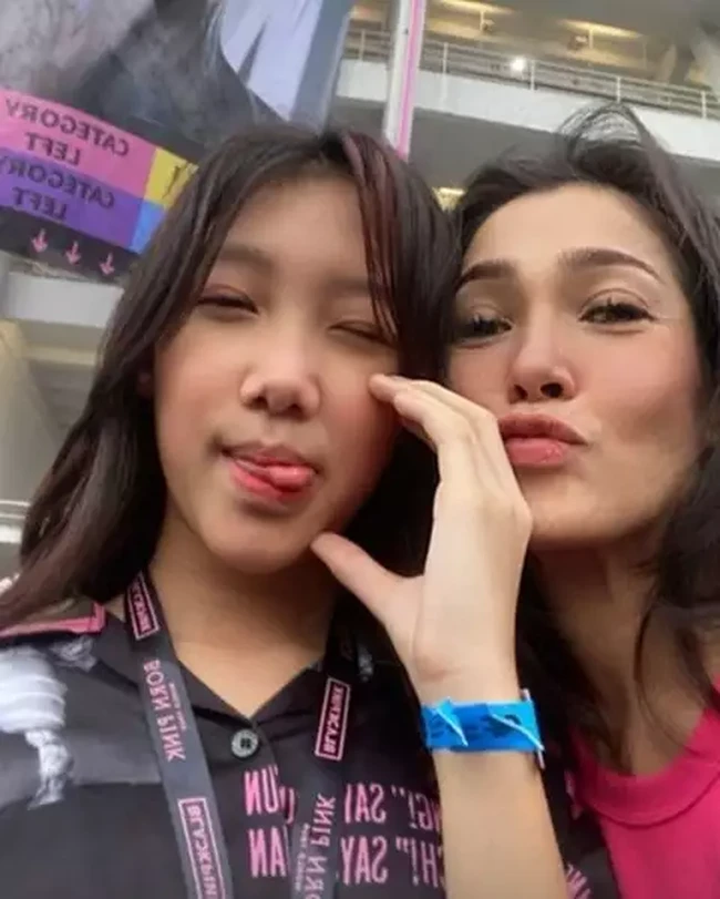 Jenaka, putri Tora Sudiro dan Mieke Amalia juga ikut hadir memeriahkan konser BLACKPINK. Tampak Jenaka yang ditemani Mieke melakukan selfie bersama di lokasi acara.  Foto: Instagram