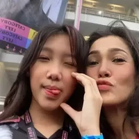 Jenaka, putri Tora Sudiro dan Mieke Amalia juga ikut hadir memeriahkan konser BLACKPINK. Tampak Jenaka yang ditemani Mieke melakukan selfie bersama di lokasi acara.  Foto: Instagram