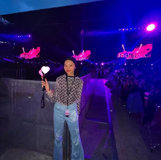 Kana Sybilla Bramantyo, putri Zaskia Adya Mecca dan Hanung Bramantyo juga tampak menghadiri konser BLACKPINK. Kana tampil stylish mengenakan baju lengan panjang bermotif yang dipadukann dengan celana jeans. Foto: Instagram