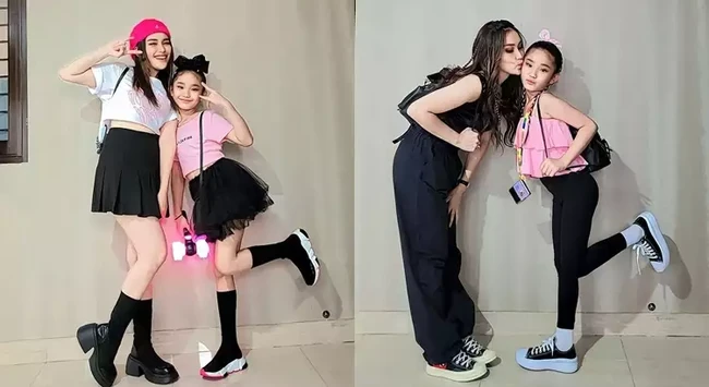 Bilqis, anak Ayu Ting Ting nonton konser BLACKPINK bersama sang bunda 2 hari berturut-turut. Di hari pertama Bilqis dan Ayu kompak mengenakan kaos crop top yang dipadukan dengan rok mini. Sementara di hari kedua Bilqis dan Ayu memilih mengenakan celana panjang. Foto: Instagram