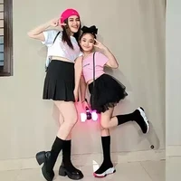 Bilqis, anak Ayu Ting Ting nonton konser BLACKPINK bersama sang bunda 2 hari berturut-turut. Di hari pertama Bilqis dan Ayu kompak mengenakan kaos crop top yang dipadukan dengan rok mini. Sementara di hari kedua Bilqis dan Ayu memilih mengenakan celana panjang. Foto: Instagram