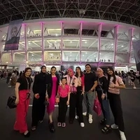 Ashanty tampak memboyong keluarganya untuk menonton konser BLACKPINK di Gelora Bung Karno. Terlihat Arsy, Aurel, Azriel, Sarah Menzel, Ashanty, dan beberapa kerabatnya yang datang kompak mengenakan pakaian bernuansa hitam dan merah muda. Foto: Instagram