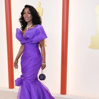 Angela Bassett juga sempat berpose dengan aktris Halle Berry di karpet merah Academy Awards ke-95. Foto: Getty Images