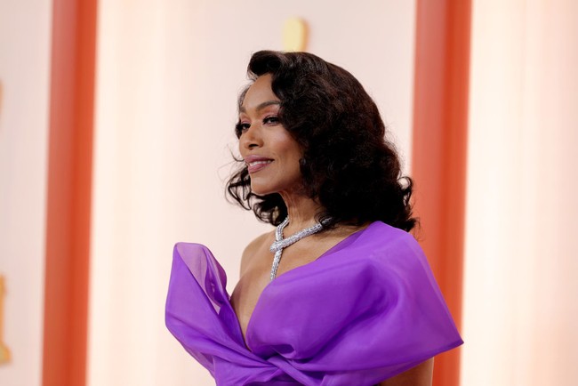 Penampilannya dengan gaun warna ungu ini diasosiasikan dengan lambang kerajaan, sesuai dengan perannya sebagai Ratu Ramonda dari Wakanda di film Black Panther. Foto: Getty Images