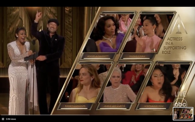 Namun yang membuat Angela Bassett jadi perbincangan di ajang Oscars 2023 bukan karena gaun ungunya yang membuatnya tampak menonjol. Dia viral karena aksinya yang tidak tepuk tangan dan berwajah masam saat nama Jamie Lee Curtis disebutkan sebagai pemenang Best Supporting Actress Oscar 2023. Foto: Twitter