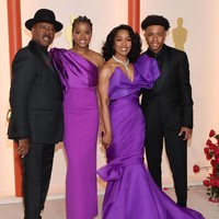 Saat melenggang di red carpet Oscars 2023, Angela Bassett tampak ceria berpose bersama suami dan dua anaknya yaitu Courtney B. Vance, Bronwyn Golden Vance, dan Slater Josiah Vance. Foto: Getty Images
